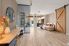 beige muur woonkamer.png